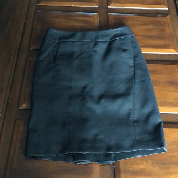 Women’s size 4 Ann Taylor loft black skirt with two front pockets - Picture 1 of 9